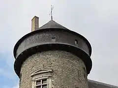 Photographie du sommet du donjon prise en contre-plongée.