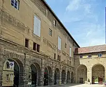 L'aile ouest et le pont faisant la liaison avec le bâtiment principal