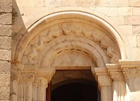 L'archivolte de la porte romane du château de Simiane-la-Rotonde.