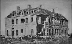 Le château de Stains, après les batailles du siège de Paris durant la guerre franco-prussienne de 1870. La légende du document original indique « En vain, le quartier général (prussien) essaya-t-il de s'installer au château de Stains, dans cette belle résidence de la famille de Vatry qu'on voit trouée et démolie en partie : force fut aux Prussiens, devant les obus de nos forts, de le transférer à Enghien.Le 15 janvier 1871 seulement, l'ennemi réussit à implanter une batterie à la butte-Pinson, sur le flanc de la colline voisine de Stains. C'est de là que commença le bombardement de Saint-Denis. Jusque-là, l'artillerie du général de Bellemare avait pu paralyser le feu de l'ennemi ».