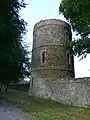 Une tour du château construite en fait au XIXe siècle).