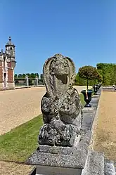 Sphinge gardant l'escalier.