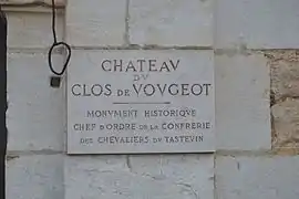 Plaque apposée à l'entrée du château