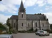 Photographie en couleurs d'une église vue dans son ensemble.