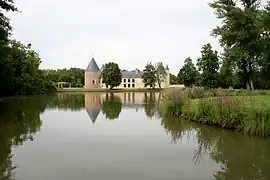 Vue générale avec les jardins et l'étang.