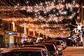 En décembre la rue principale est recouverte de l'éclairage de Noël.
