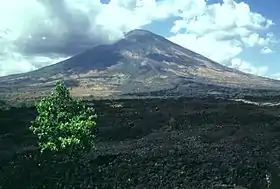 Vue du San Miguel en 1999 avec une coulée de lave de 1819 au premier plan.