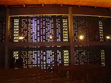 La paroi de verre de la chapelle de Sainte-Marie