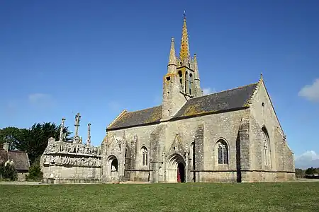 L'enclos paroissial de la chapelle Notre-Dame-de-Tronoën : vue d'ensemble.
