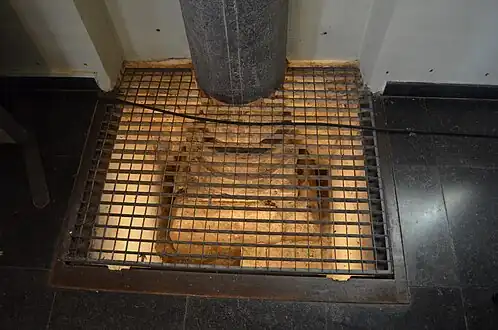 Bas de la colonne et niveau originel du sol.