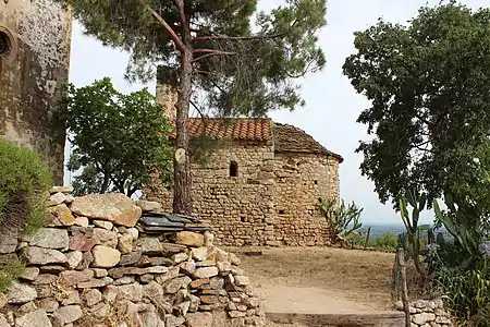 Saint-Jérôme dans son environnement, vue du sud. Le mur de gauche sur la photo fait partie de Notre-Dame-de-Vie.