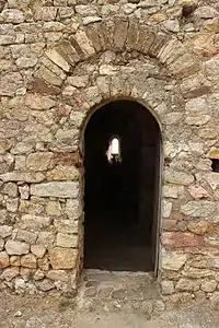 Le portail et la fenêtre de l'abside, dans l'axe de l'église.