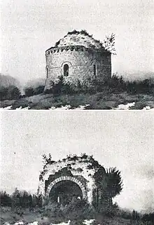 Gravure en noir et blanc de deux peintures à l'aquarelle l'une au dessus de l'autre. Elle représentent toutes deux un angle de vue de la même chapelle en ruine dans laquelle poussent des herbes folles.