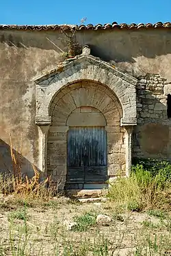 Le portail roman du XIIe siècle.