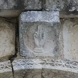 Main bénissant au-dessus du portail.