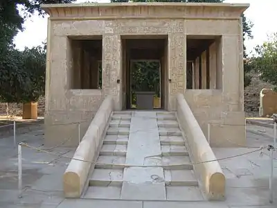 Vue de la chapelle blanche de Sésostris Ier