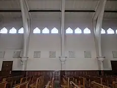 Stations du chemin de croix et fenêtres en forme de mitre