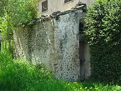 La minuscule chapelle au hameau de la Tuilière.