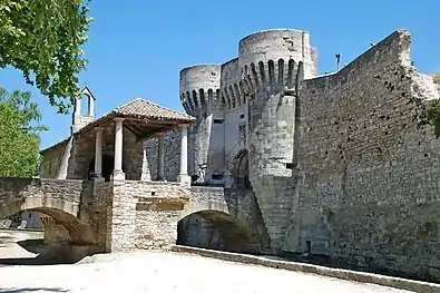 La chapelle, le pont et la porte.