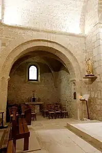 Chapelle nord construite au XVIIe siècle avec voûte en croisée d'ogives.