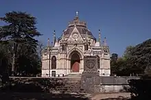 Vue extérieure d'un édifice religieux