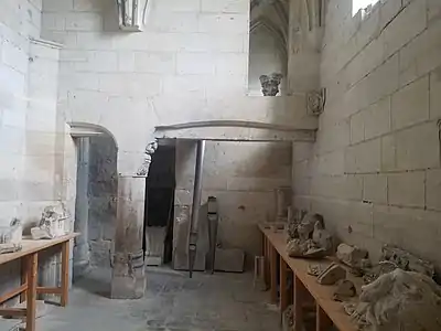 Pièce en pierre contenant de nombreux morceaux de sculptures.