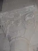 Chapiteau à têtes d'oiseaux