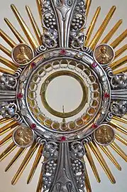 Lunule placée au centre d'un ostensoir.