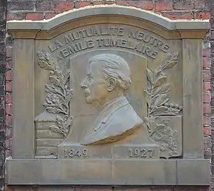 Plaque en hommage à Émile Tumelaire, dans la rue homonyme à Charleroi.
