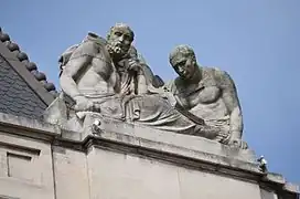 L'administration, groupe sculpté sur la corniche de l'hôtel de ville de Charleroi.
