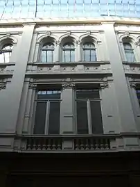 photo en couleur d'une façade classique blanche