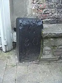 Borne en pierre située à l'angle de la rue des Gardes et de la rue de France.