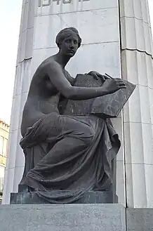 Personnage féminin allégorie de l'Histoire.