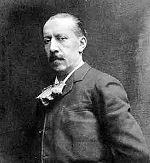 Photographie noir et blanc d'un homme de trois-quarts.