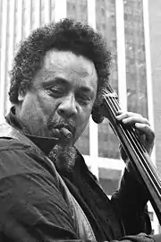 Charles Mingus est né d'une mère d'origine anglaise et chinoise et d'un père d'origine afro-américaine et suédoise,.