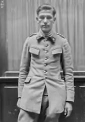 Portrait en noir et blanc d'un homme en tenue militaire.