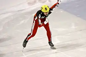 Charles Hamelin, en combinaison rouge, patine sur la glace.