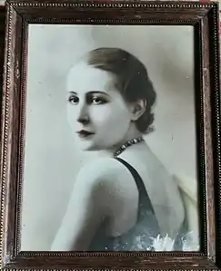 Charlotte Chapelain L'officier (1910-2001), sa sœur, 1934, Paris, Studio Harcourt , collection particulière.