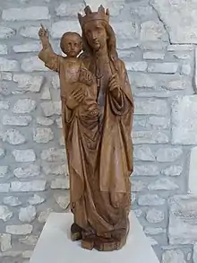 Vierge à l'enfant en bois naturel. XVIe siècle. Provenant de l'église Saint-Martin de Charmes.