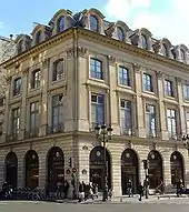 Photo couleur de l'hôtel particulier occupé par Charvet, place Vendôme.