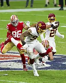 Young retournant un fumble pour un touchdown contre les 49ers de San Francisco en 2020.