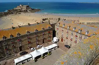 Les deux bâtiments anciennes casernes qui abritent aujourd'hui les services de la mairie.