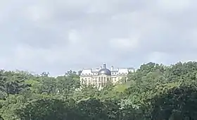 Le château Louis XIV à Louveciennes vu depuis la colline de La Celle-Saint-Cloud.