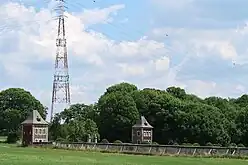 Jardin clos avec deux tours