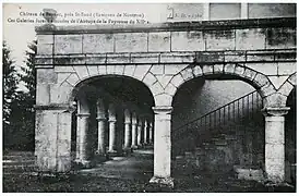 Ancienne carte postale montrant le château de Beynac dont la galerie provient de l'abbaye de la Peyrouse.