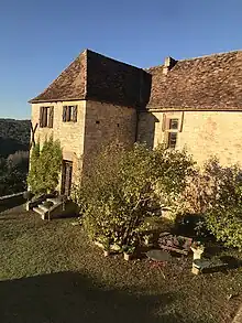 Ancienne tour XIIIe siècle et salle seigneuriale 15e siècle.