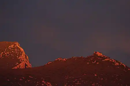Le château et le pic Saint Loup au lever du soleil.