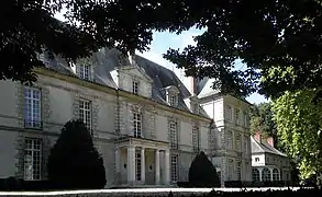 Château de Mortefontaine, façade nord vers le village.