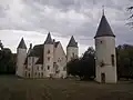 Château et pigeonnier du XIXe siècle au premier plan.