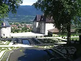 Le château du Touvet et son jardin d'eau.